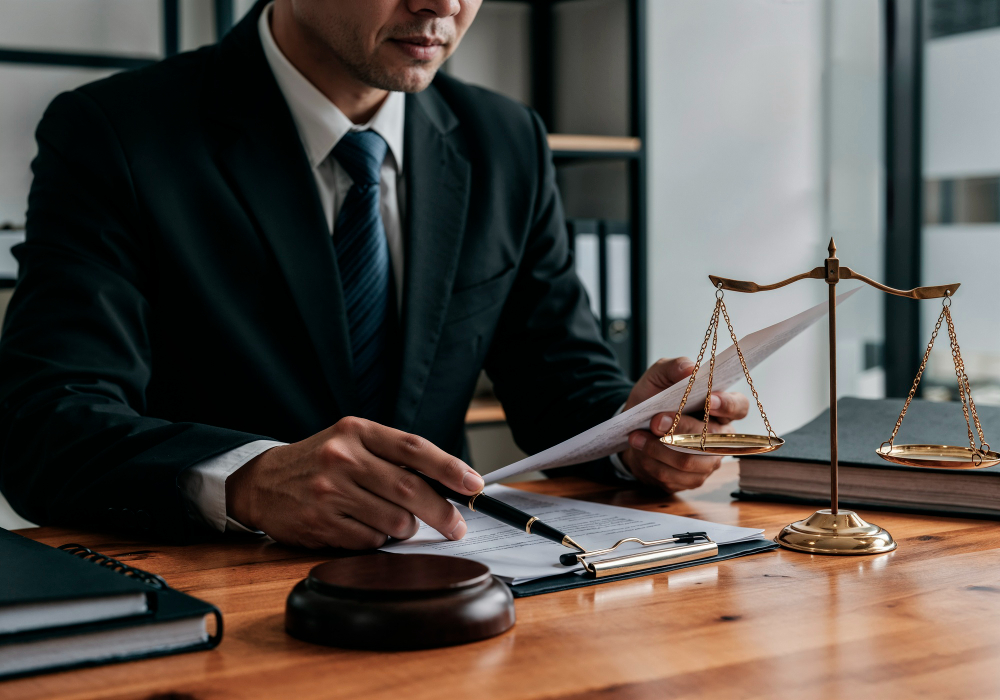 Advogado trabalhista analisando documentos em escritório, representando consulta jurídica online.
